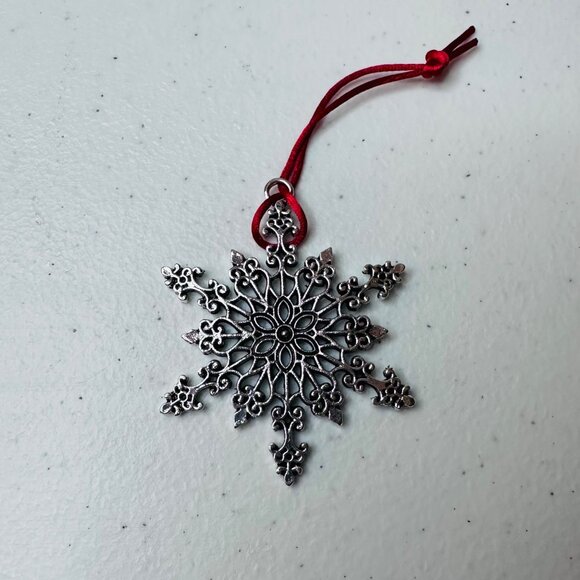 Christmas Tree Ornament Snowflake Ornament Decoration Metal With Red Ribbon - Picture 1 of 7